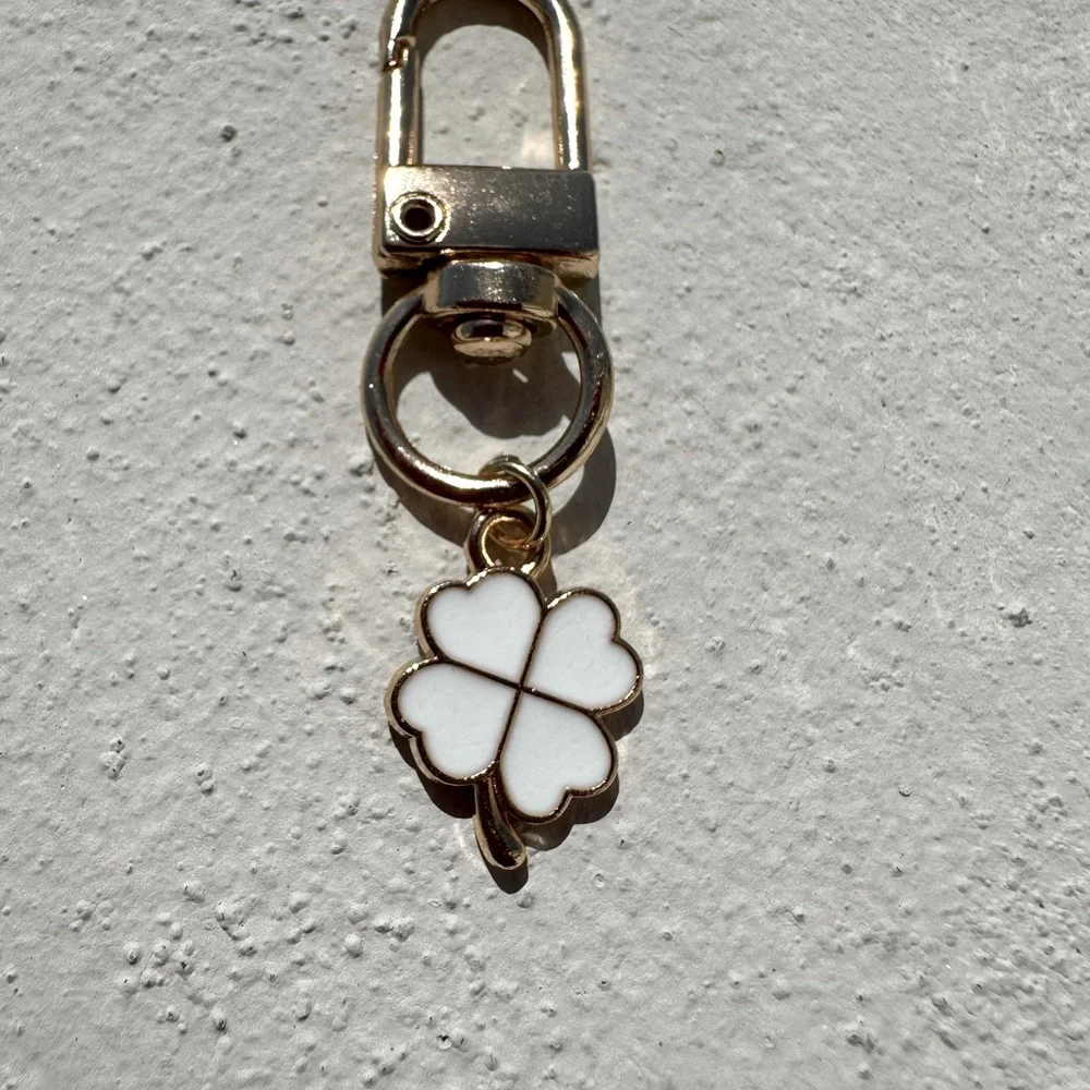 KEY/PURSE - PURSE CHARM NWOT Elegant Gold Clover White Keychain Accessory unisex